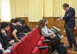 Jesús Alonso Villarón en el salón de actos del instituto.