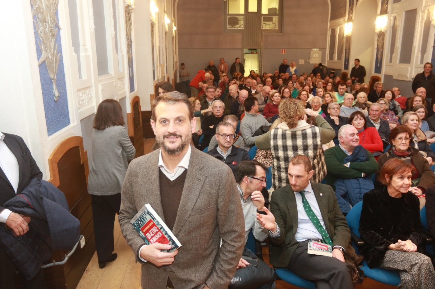 El Antiguo Instituto se llenó para escuchar a Juan Fernández-Miranda. A sus espaldas, el director de este diario, Ángel González, el diputado Adrián Pumares y la alcaldesa de Gijón, Carmen Moriyón.