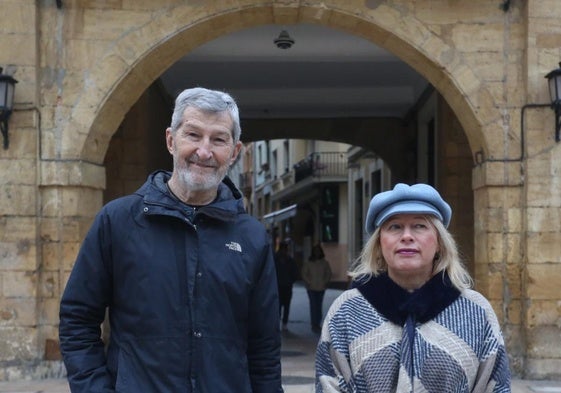 Julio Rodríguez y Belén Suárez Prieto, ante el Ayuntamiento.