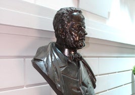 Busto del ingeniero en las escaleras del Ayuntamiento de Mieres.