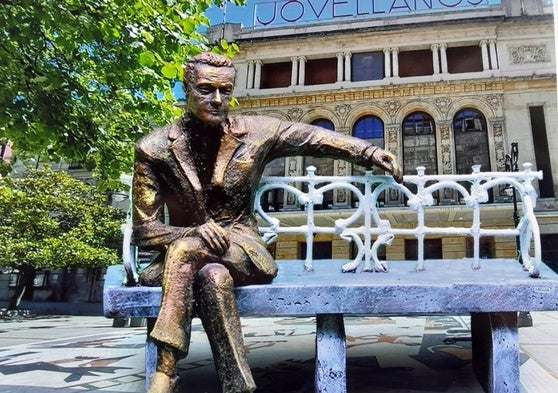 Fotomontaje de uno de los primeros bocetos de la estatua de Arturo Fernández, frente al Teatro Jovellanos de Gijón.