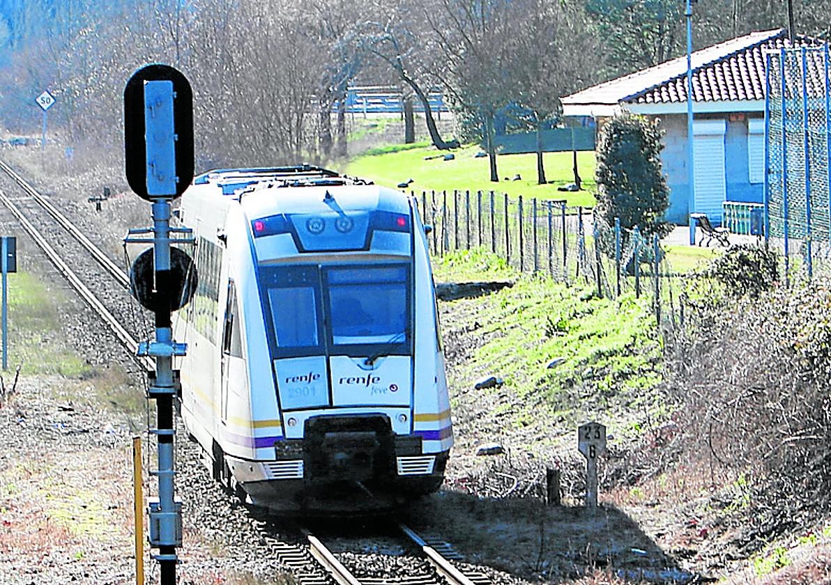 Un tren a su paso por Figaredo.