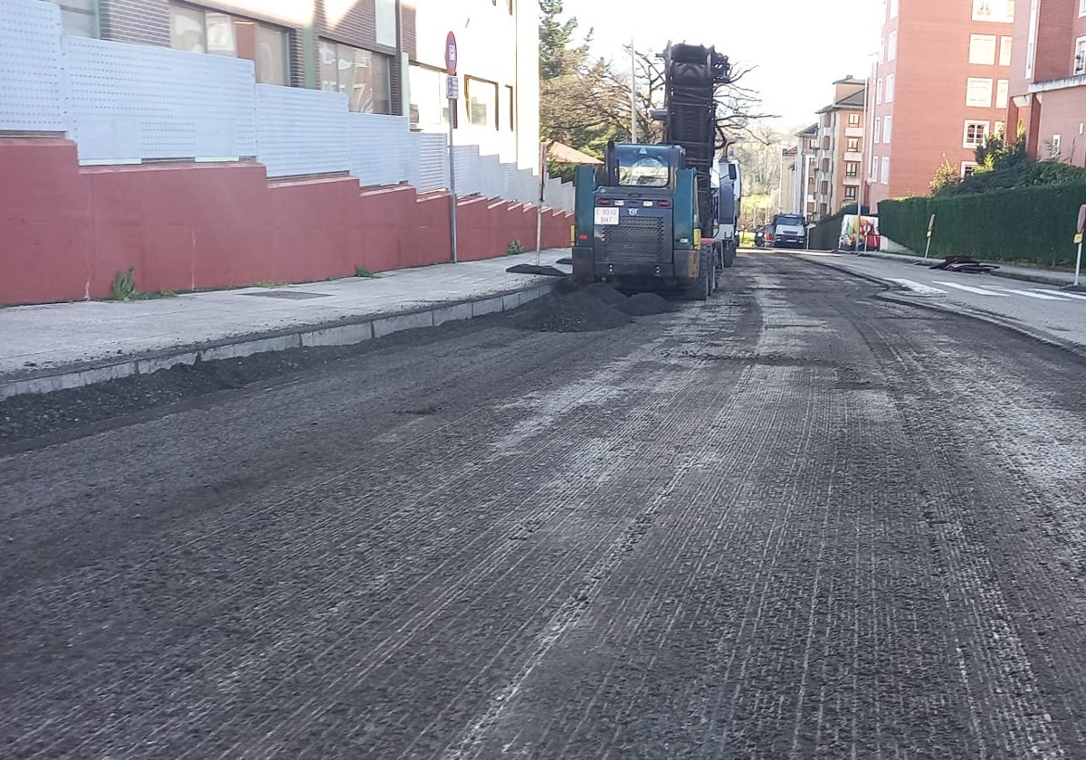 Tramo alto de la calle Muros de Galicia, en Viesques, en pleno reasfaltado.