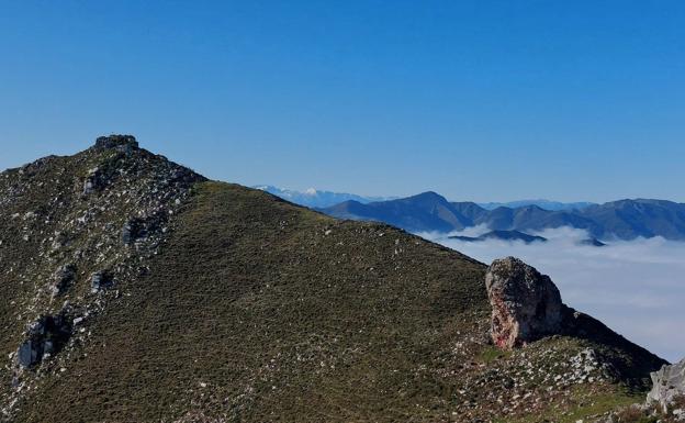 Mirando el Niañu y el collau Diente desde el pico La Piedra