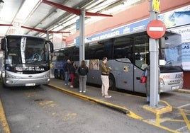 Viajeros en la estación de autobuses de Gijón.