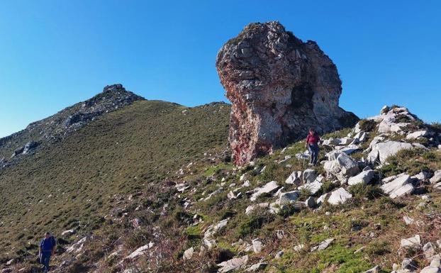 Collau Diente y la roca denominada Diente del Diablu. Detrás se ve la cima del cerru Niañu