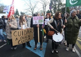 Personal del ERA, ayer, durante la protesta.