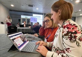 La consejera de Educación, ayer, en la feria de innovación docente celebrada en Londres.