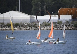 Una competición de vela en el entorno de la ría de Avilés.