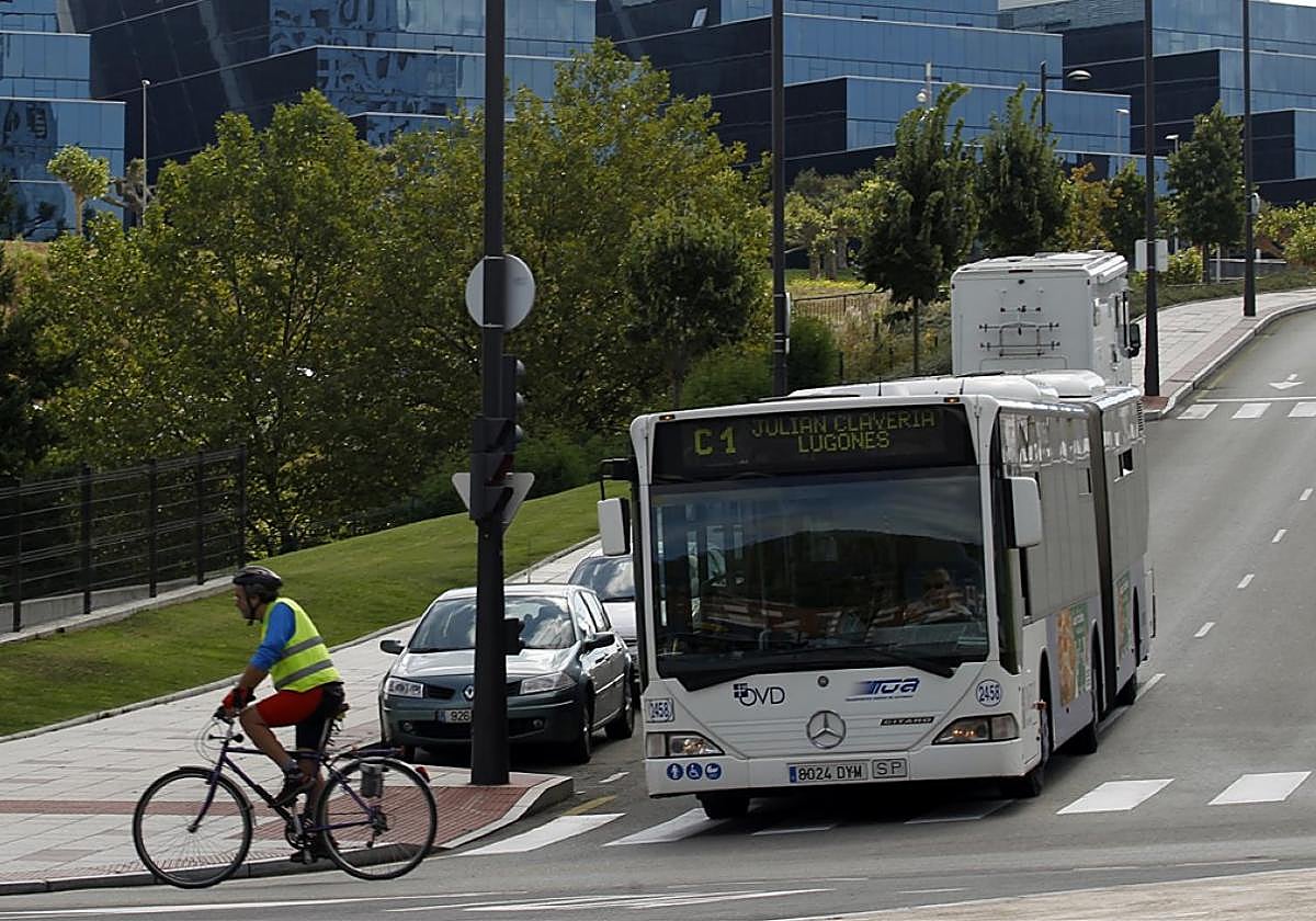 Un autobús circulando junto al HUCA.