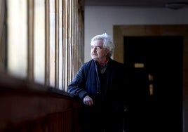 Lluis Xabel Álvarez, nel edificiu históricu de la Universidá d'Uviéu.