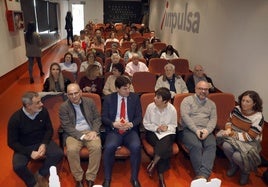 Los ponentes y el público, durante la jornada de Asata.