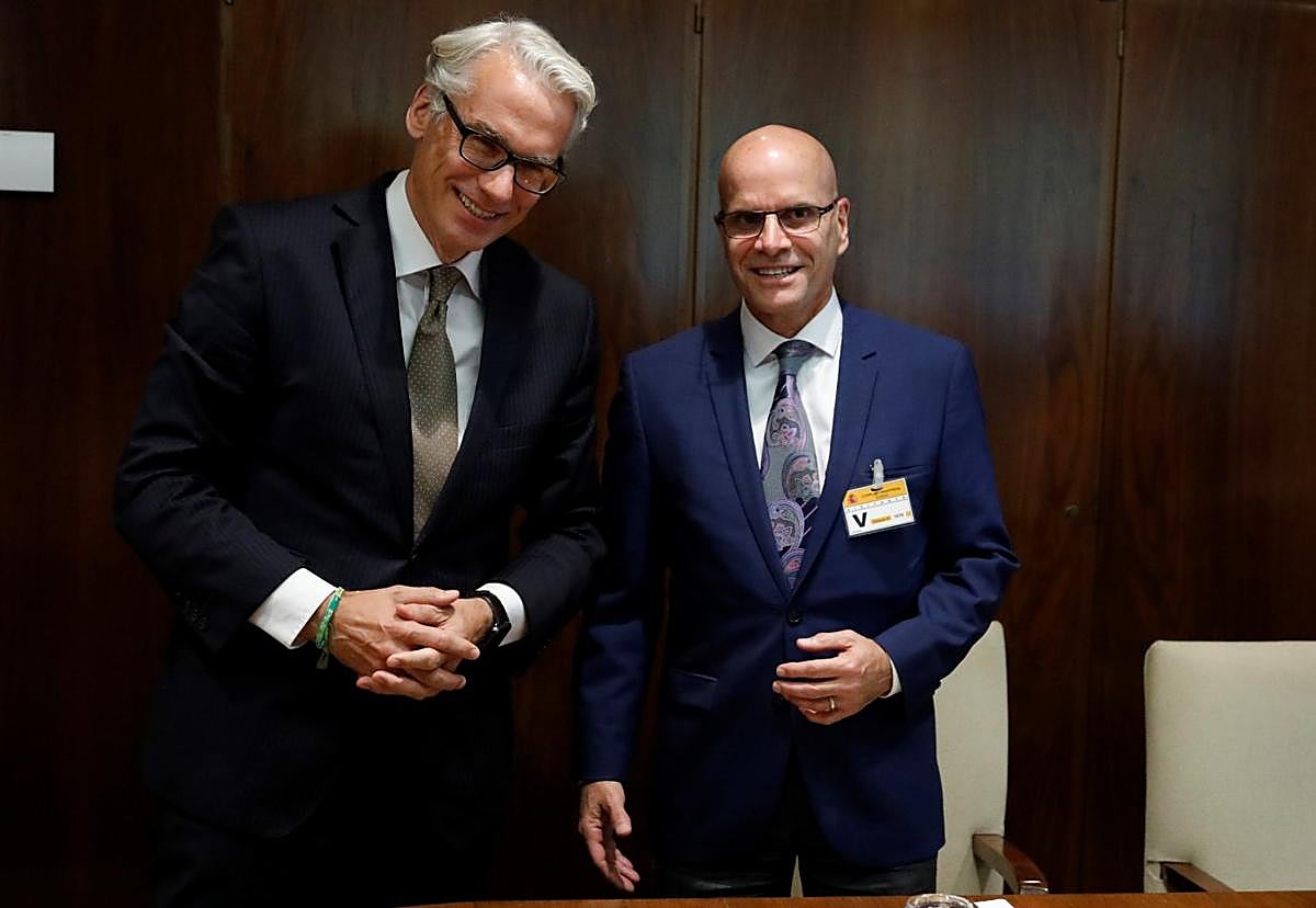 Rüdiger Terhorst se ve apartado del proceso, a su derecha Marc Pereira, de Alcoa, en 2019.