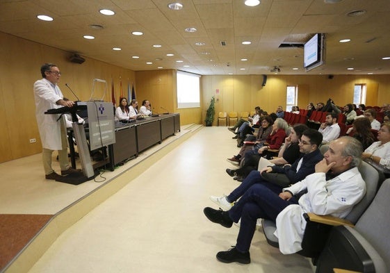 Ignacio Peláez, jefe de Oncología Médica, interviene en la inauguración de la Jornada de Actualización del Cáncer de Mama celebrada esta mañana en el Hospital de Cabueñes.