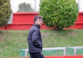 Rubén Albés, esta mañana, en el inicio del entrenamiento en Mareo.