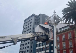 Operarios se afanan en recolocar las piezas del reloj de los Jardines de la Reina.