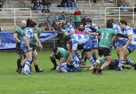 Una jugada en el partido frente al Gernika.