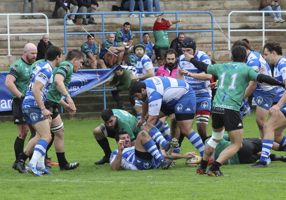 Una jugada en el partido frente al Gernika.