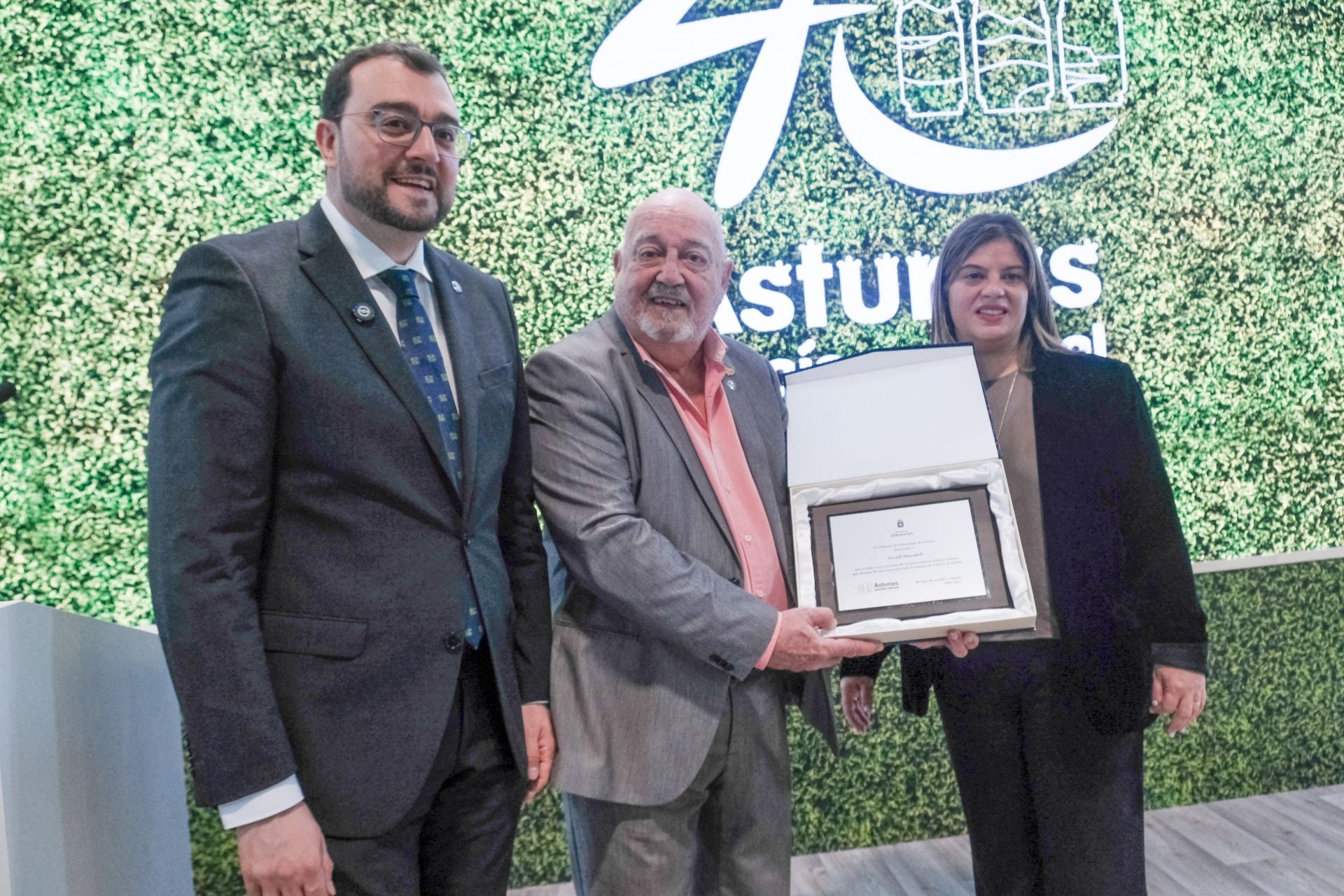 Asturias en Fitur 2025: Pedro Sánchez prueba la bici del Principado y bebe sidra