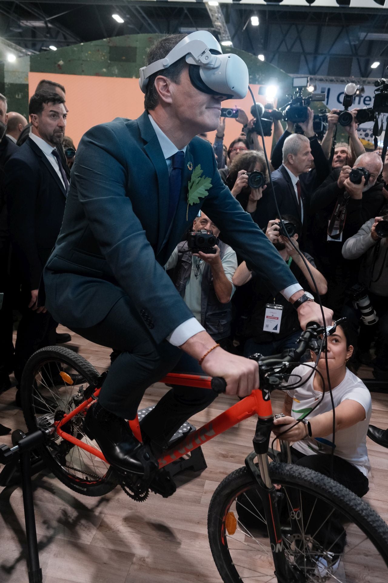 Asturias en Fitur 2025: Pedro Sánchez prueba la bici del Principado y bebe sidra