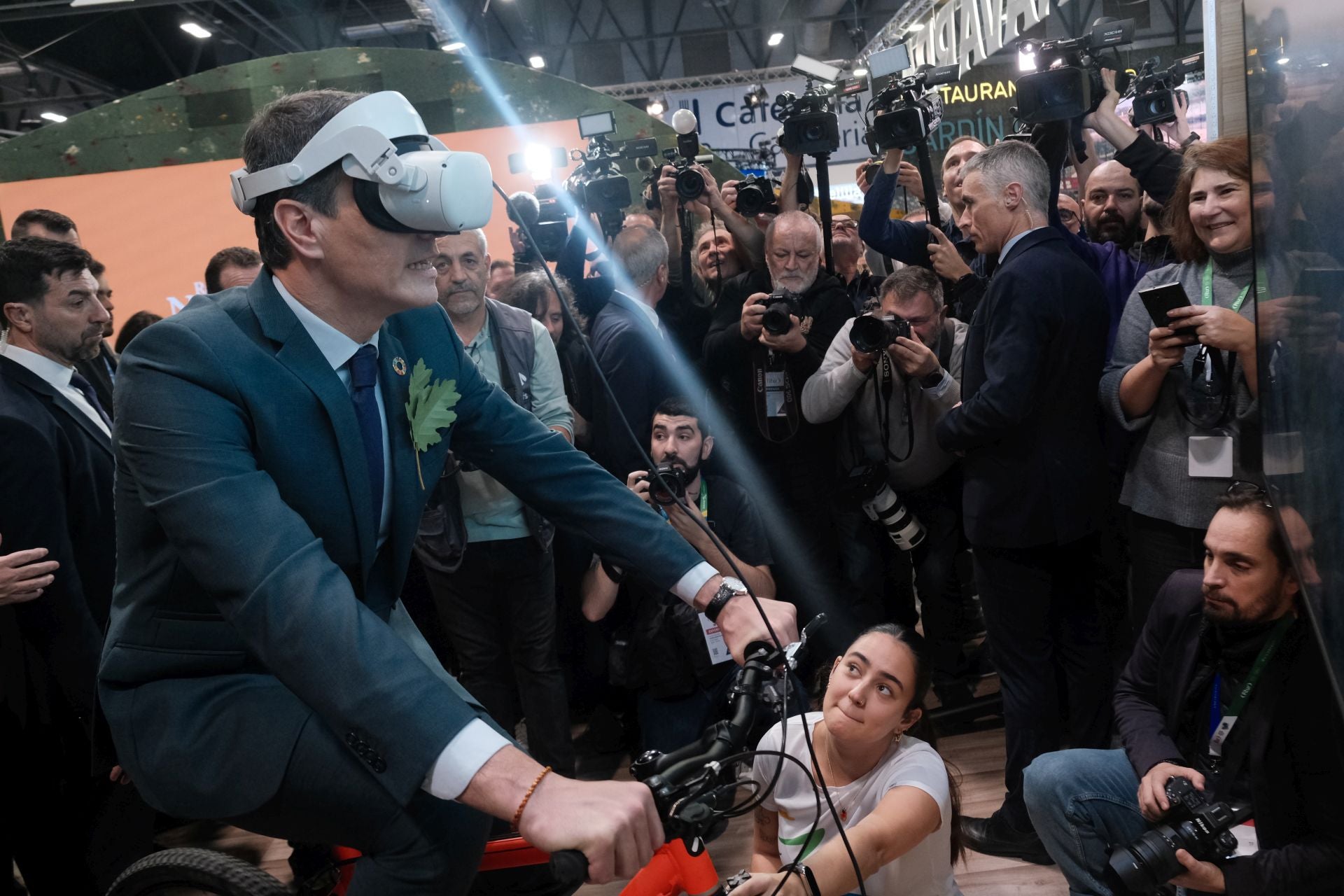 Asturias en Fitur 2025: Pedro Sánchez prueba la bici del Principado y bebe sidra