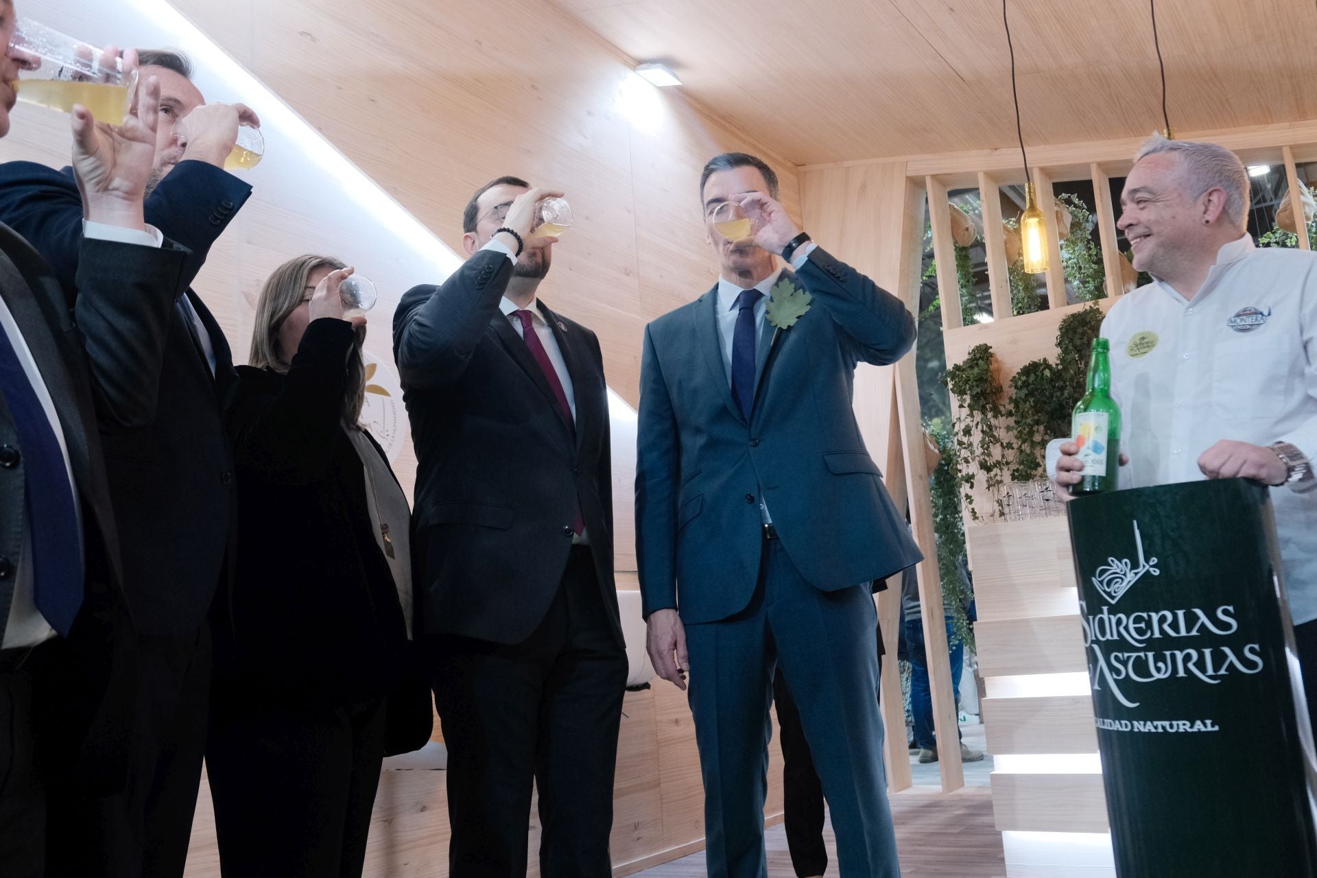 Asturias en Fitur 2025: Pedro Sánchez prueba la bici del Principado y bebe sidra