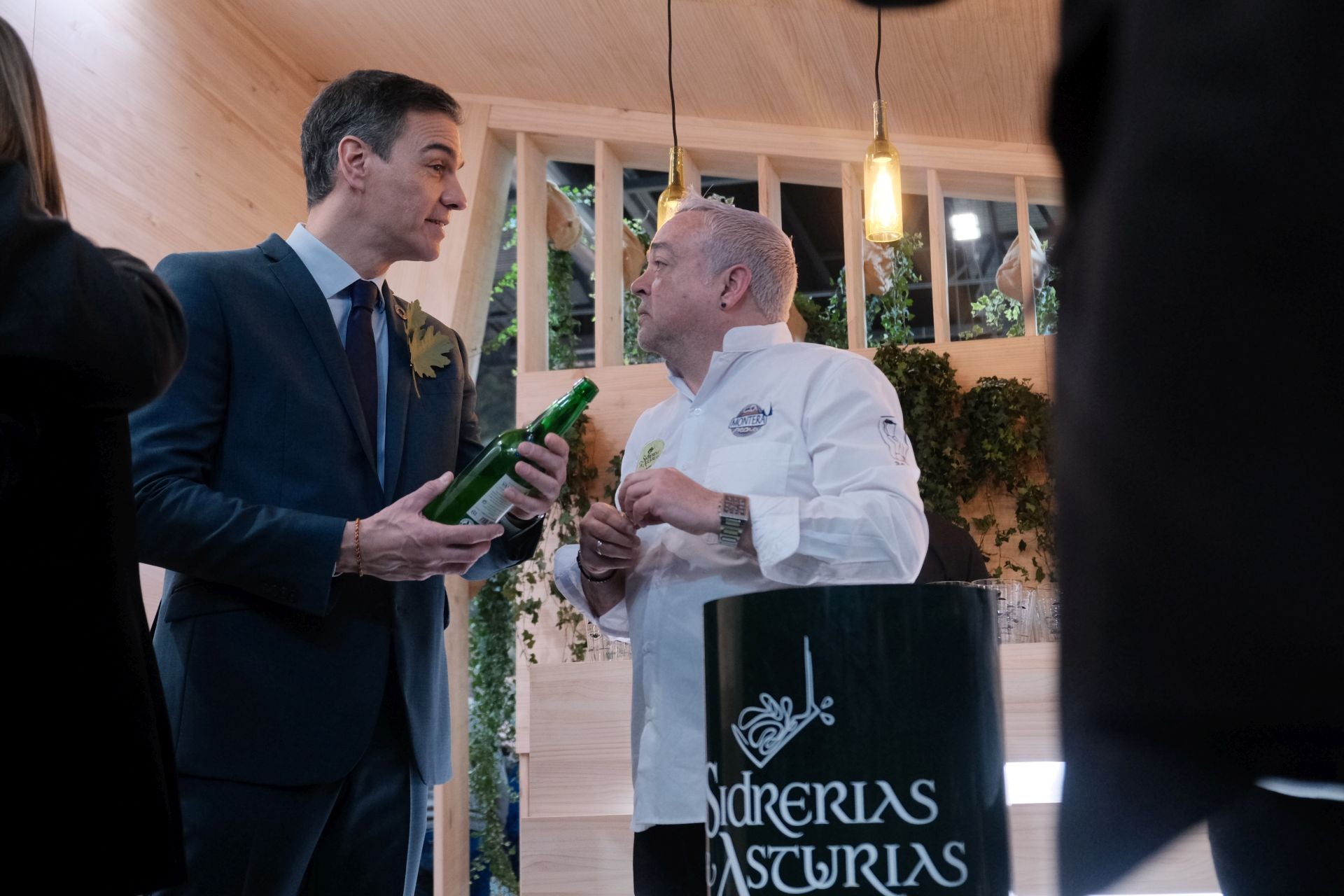 Asturias en Fitur 2025: Pedro Sánchez prueba la bici del Principado y bebe sidra