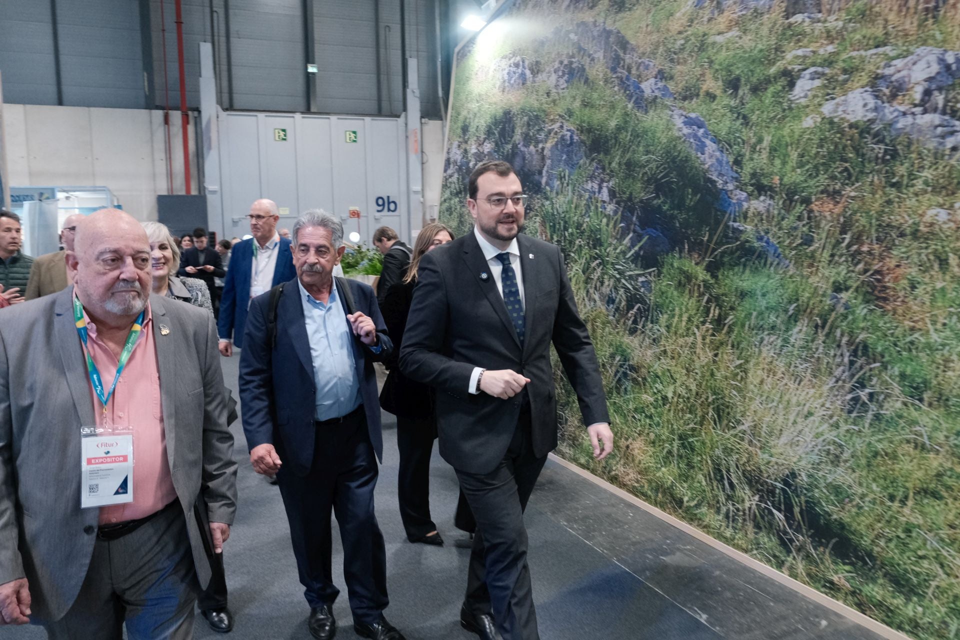 Asturias en Fitur 2025: Pedro Sánchez prueba la bici del Principado y bebe sidra
