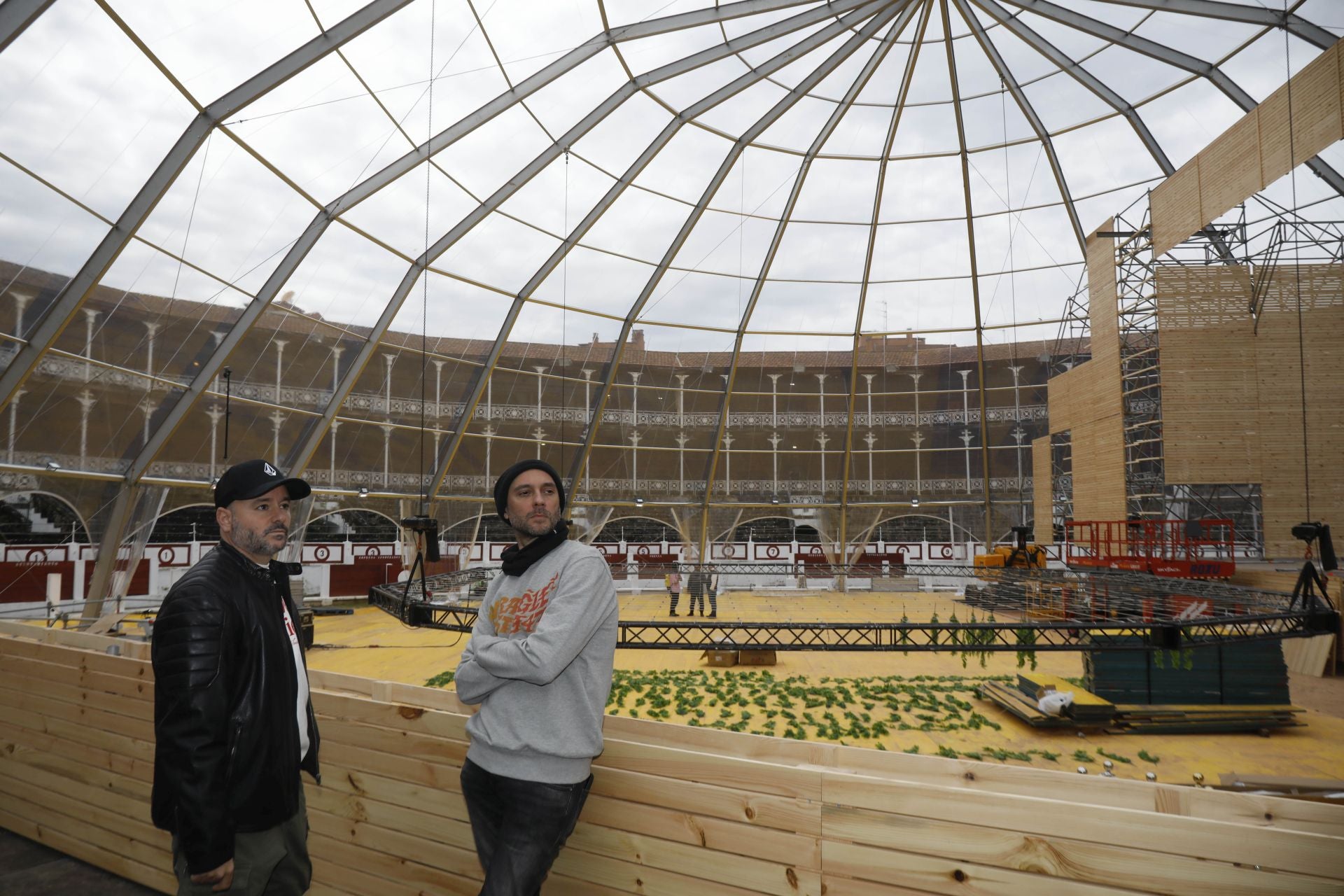 Imagen secundaria 2 - Aspecto que presentaba la cúpula del Gijón Arena este viernes en El Bibio