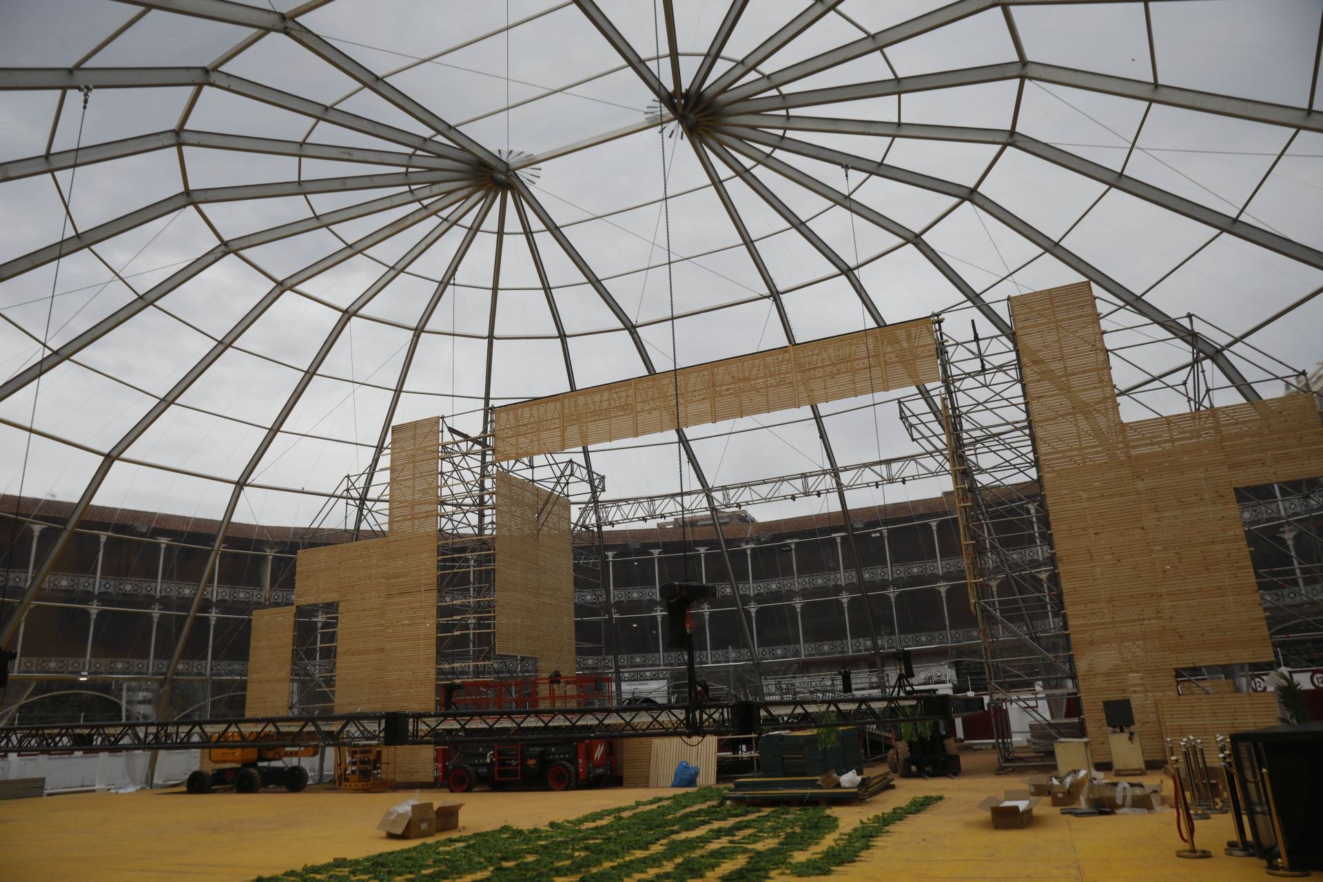 Imagen secundaria 1 - Aspecto que presentaba la cúpula del Gijón Arena este viernes en El Bibio