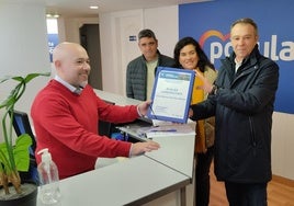 José Manuel del Pino, entregando este mediodía la carpeta con sus avales a Rodrigo Pintueles, presidente de la comisión organizadora del congreso del PP de Gijón.