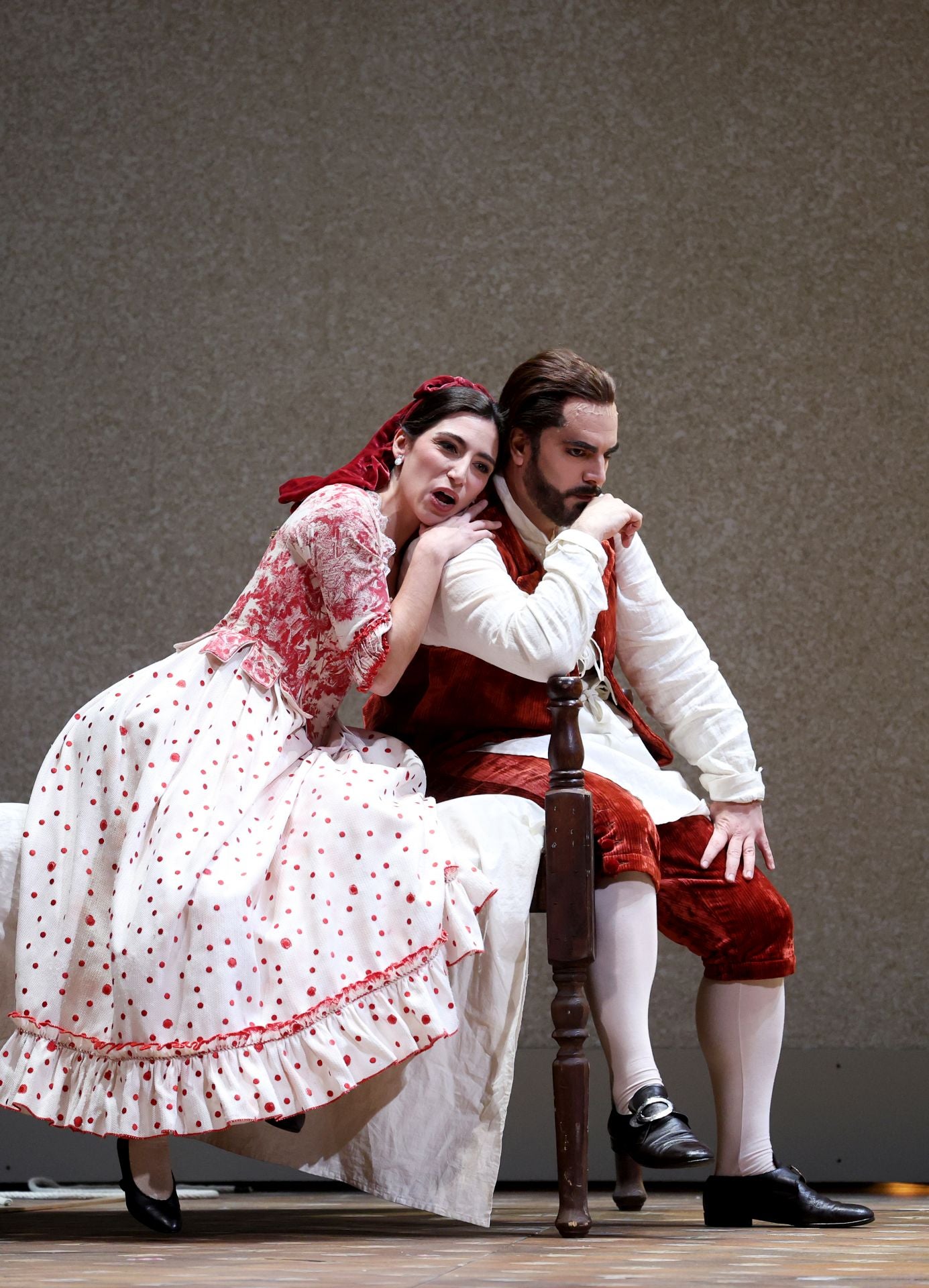Mercedes Gancedo (Susana) y Pablo Ruiz (Fígaro), en un momento del ensayo general de ayer en el Campoamor.