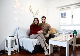 Belén Méndez y Rafaelos Christofi, en su piso.