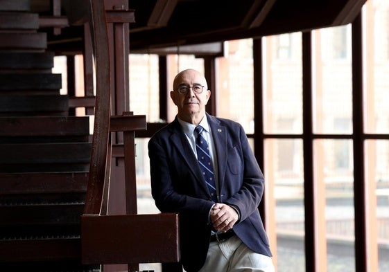 José Antonio Vega, en las escaleras de la Facultad de Medicina.