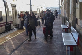 Viajeros procedentes de Madrid en Alvia, a su llegada a la estación de Avilés.