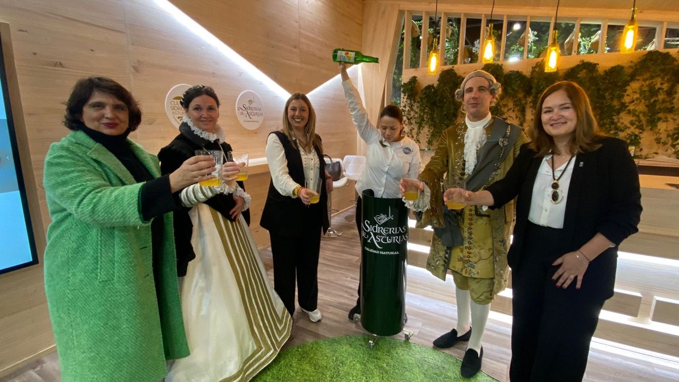 Su majestad, en Asturias. El Rey Carlos III y Doña Juana, dama de compañía de la infanta Isabel Clara Eugenia, con las presidentas de la DOP Casín y Afuega'l Pitu y la directora general de Agroalimentación, celebran la cultura sidrera asturiana. O. Villa