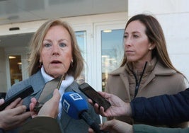 Pilar Fernández Pardo y Ángela Pumariega, ayer, en Cabueñes.