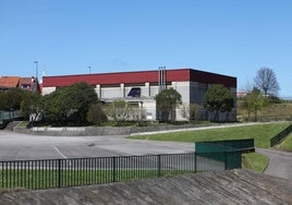 El nuevo polideportivo de La Carriona se prevé contruir en el entorno del actual polideportivo del colegio público del barrio.