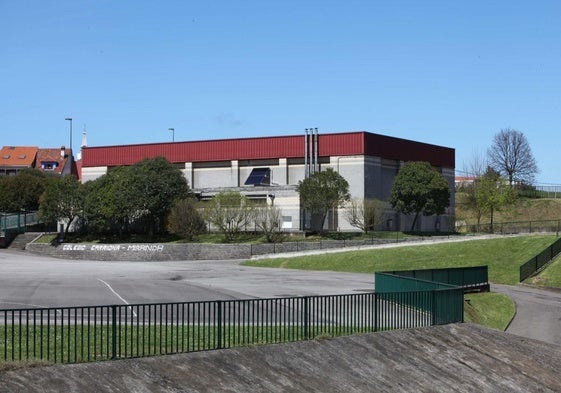 El nuevo polideportivo de La Carriona se prevé contruir en el entorno del actual polideportivo del colegio público del barrio.