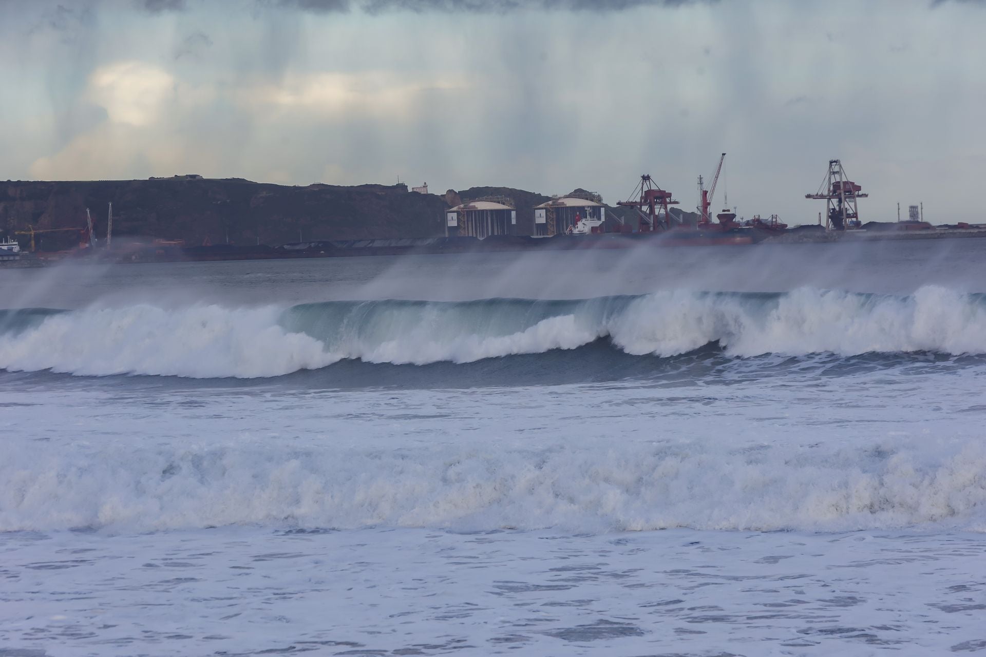 Lluvia y mucho viento en Asturias por la borrasca &#039;Herminia&#039;