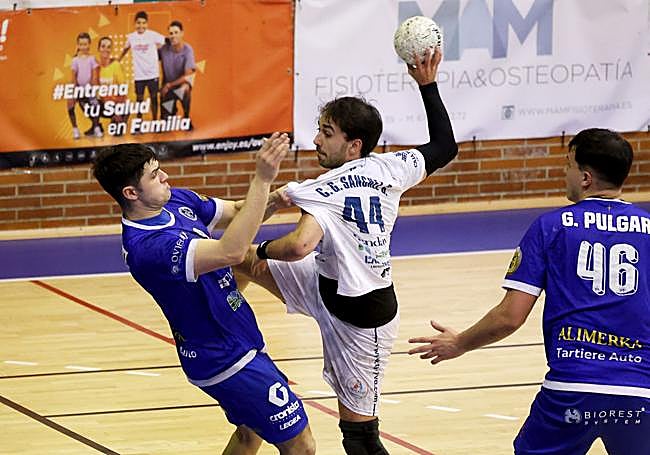 César Sánchez, del Horizonte Atlética, busca el lanzamiento sobre un defensor ante su exequipo.