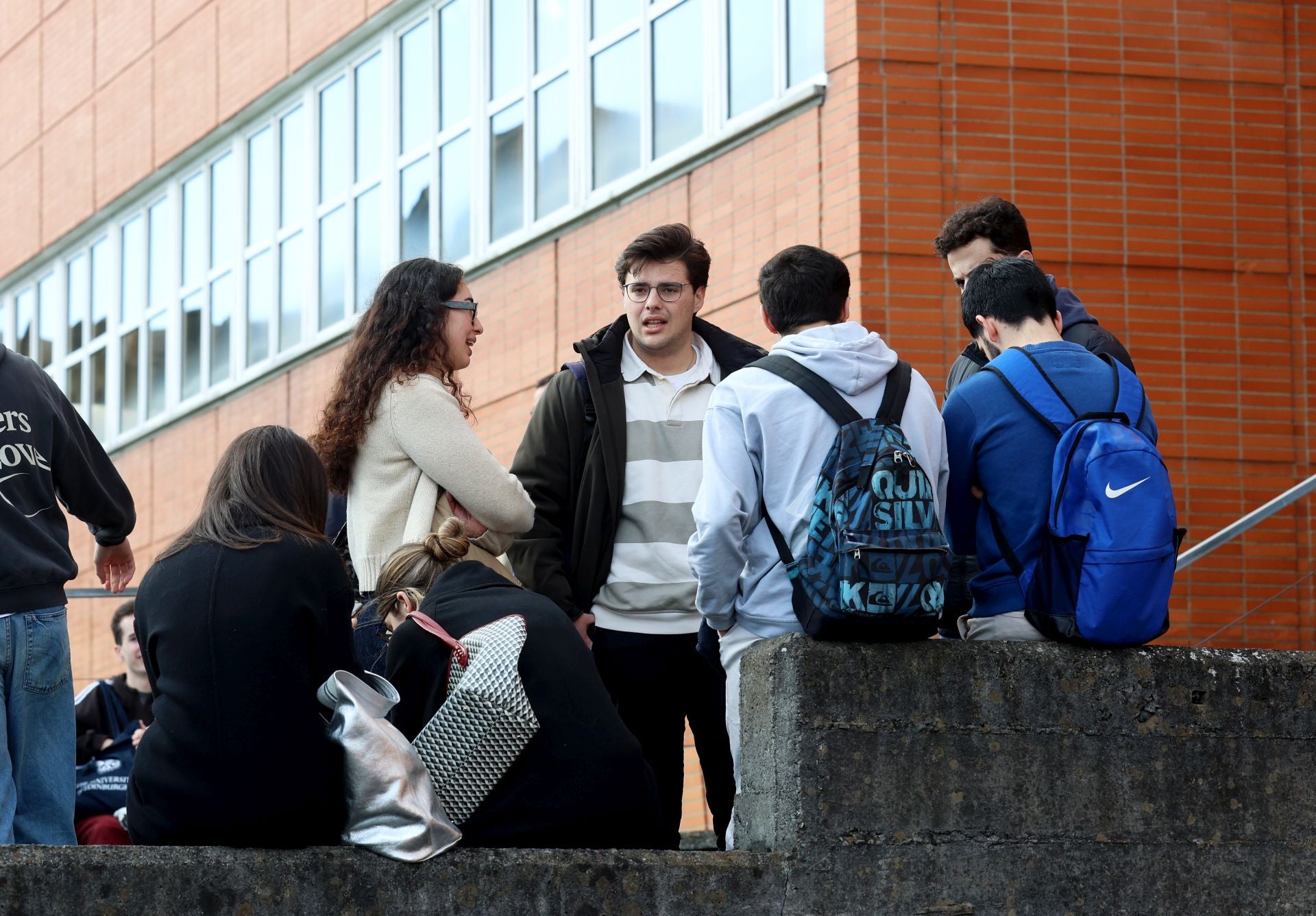 Casi dos mil aspirantes al MIR se examinan en Asturias