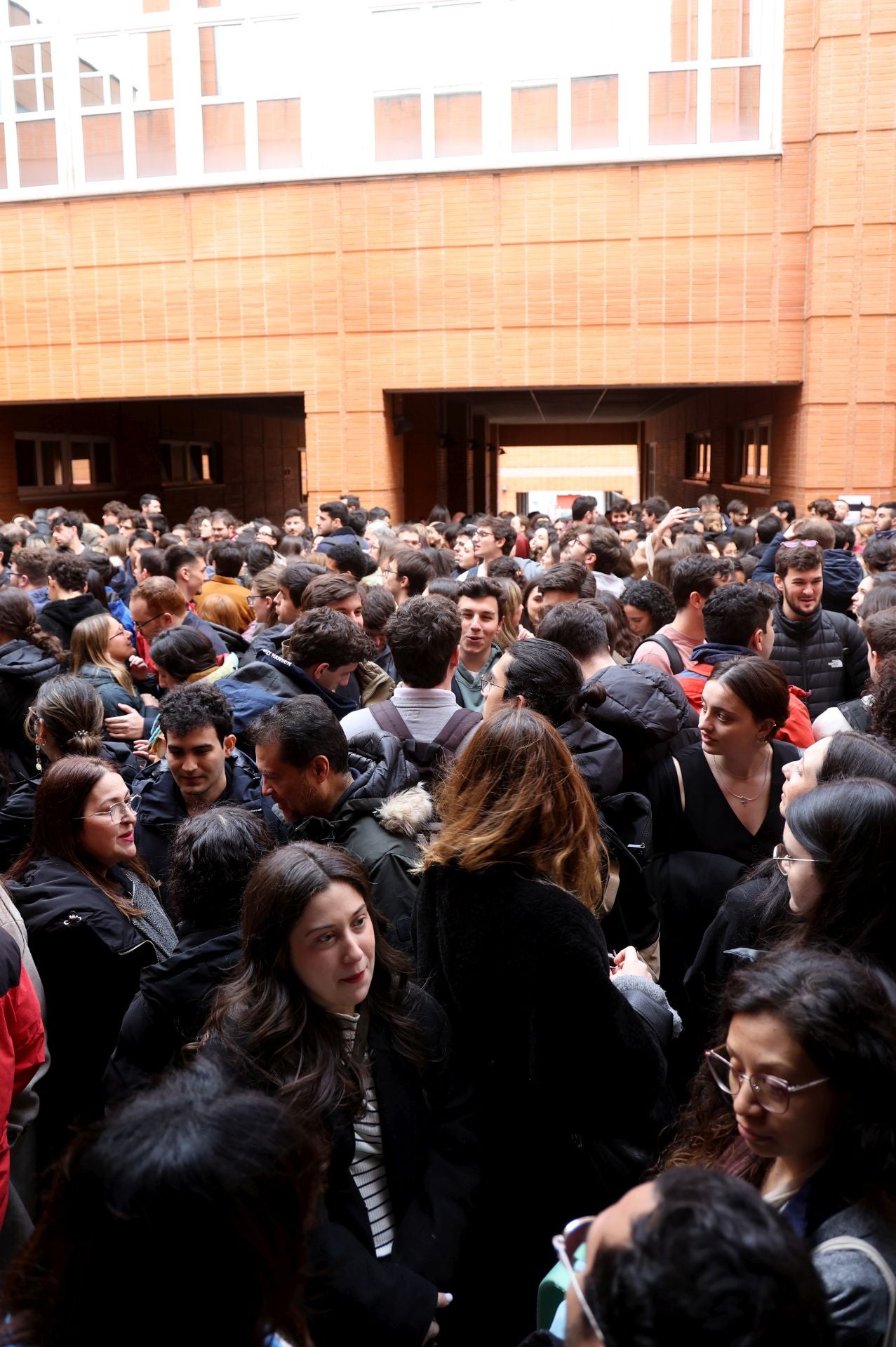 Casi dos mil aspirantes al MIR se examinan en Asturias