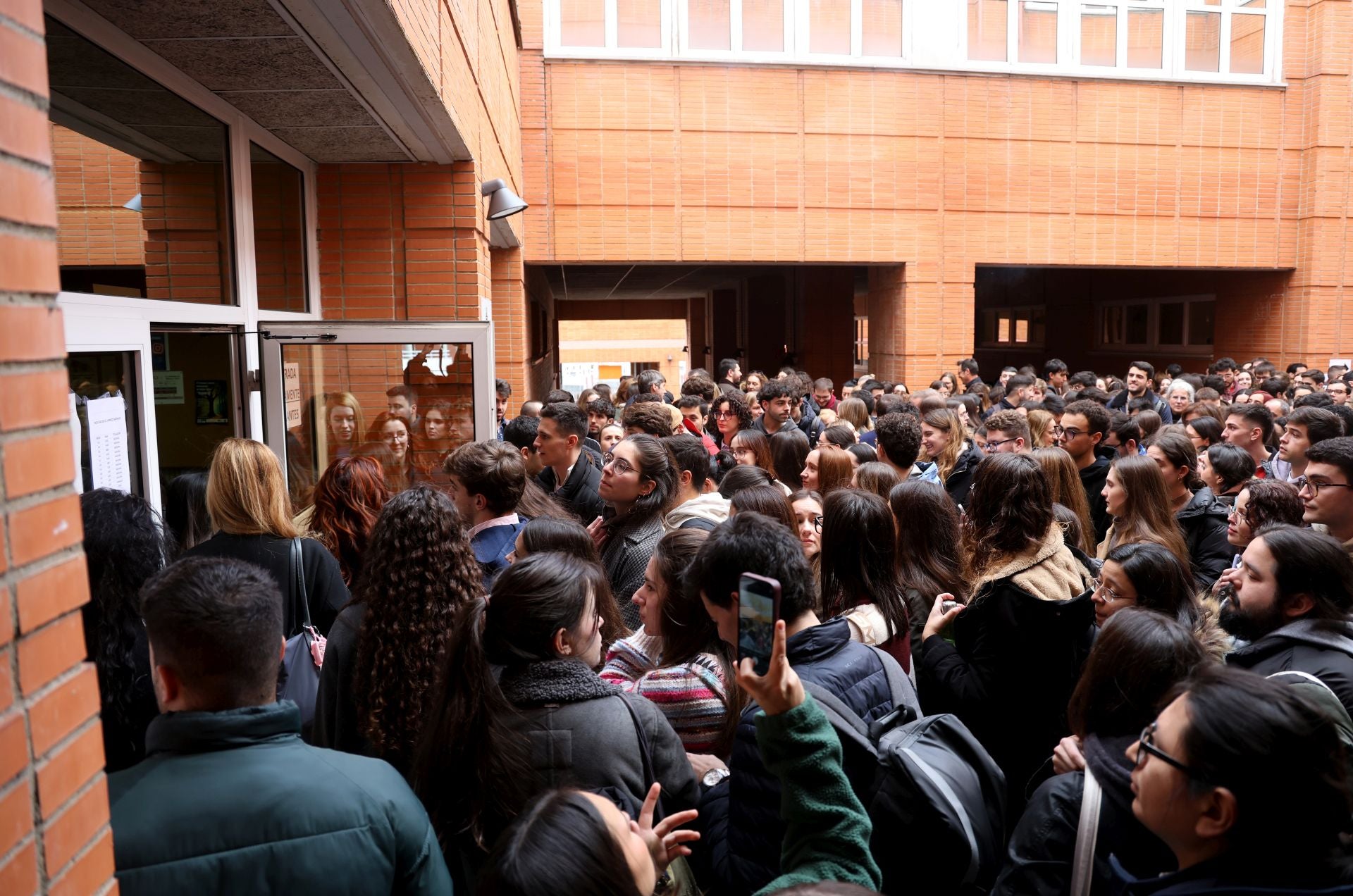 Casi dos mil aspirantes al MIR se examinan en Asturias