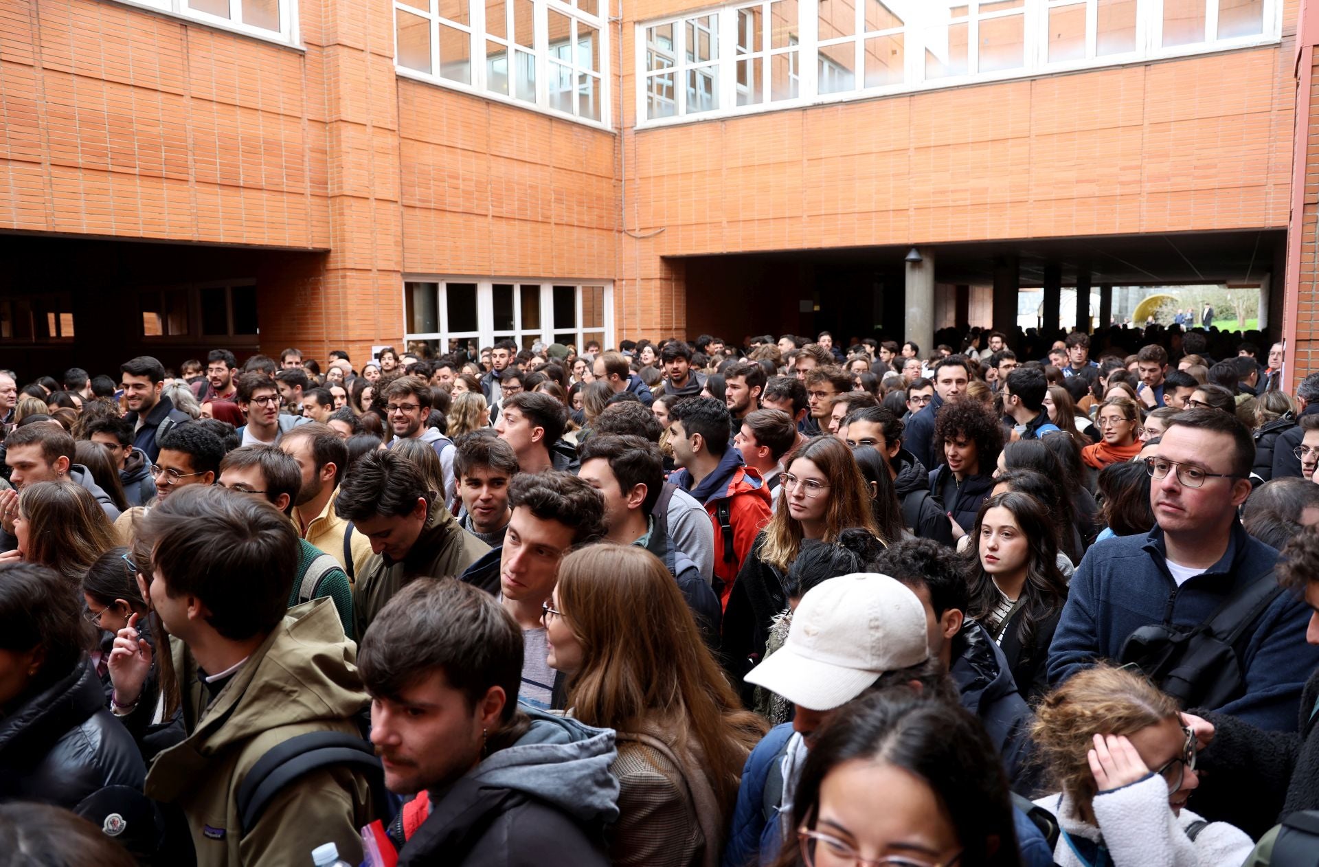 Casi dos mil aspirantes al MIR se examinan en Asturias