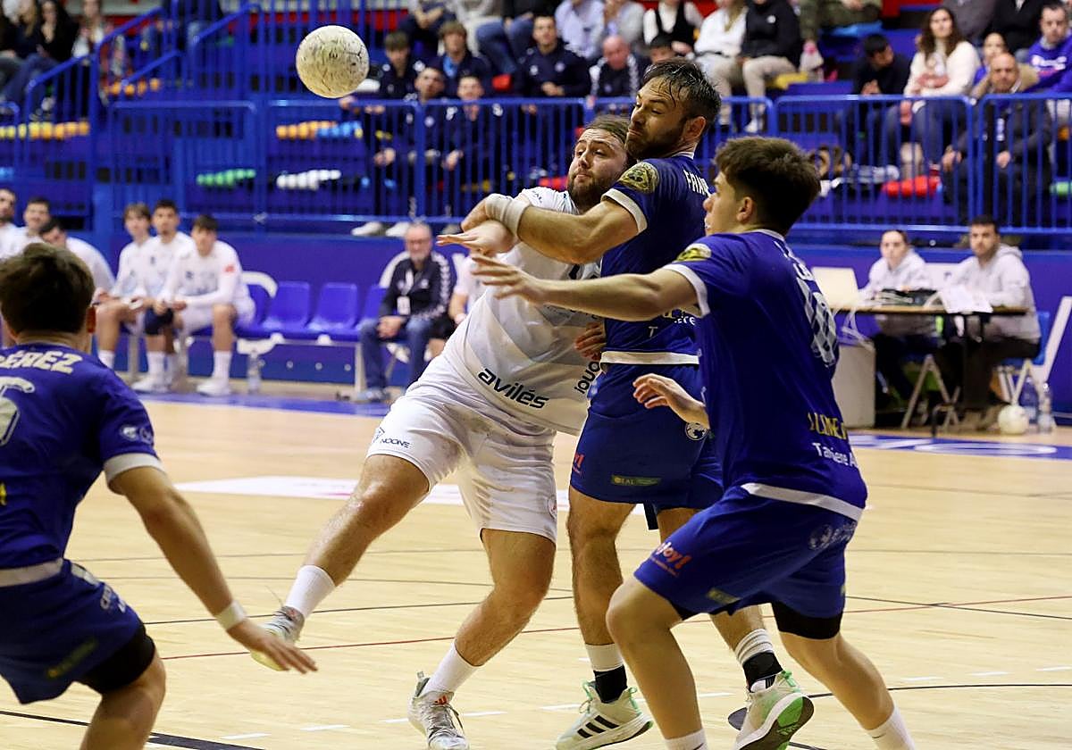 Manel Menéndez, del Horizonte Atlética, busca un pase asfixiado por la defensa del Unión Financiera.