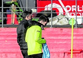 Gesto cariñoso de Rubén Albés con Guille Rosas, antes del comienzo del entrenamiento.