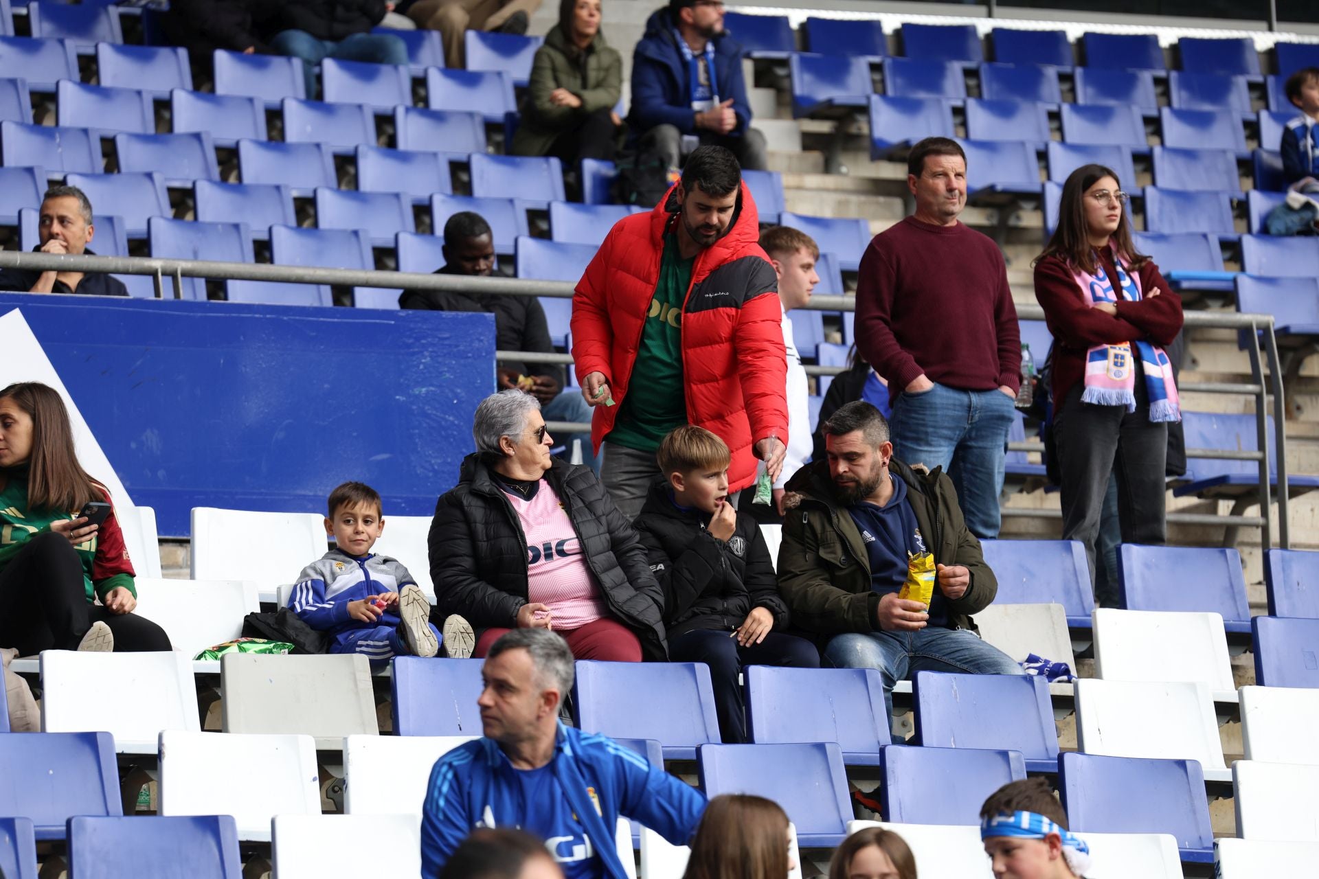 Fotos: ¿Estuviste en el Real Oviedo - Castellón? ¡Búscate!