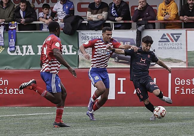 Nico Fernández, que realizó una gran primera parte, trata de centrar con su pierna izquierda.