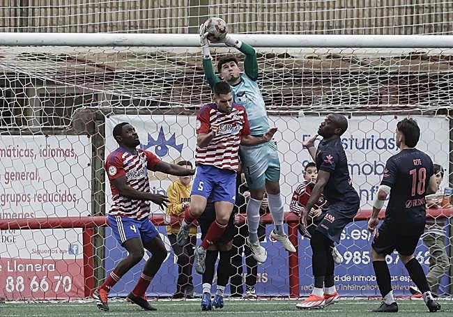 Álvaro Fernández atrapa un balón aéreo con seguridad.